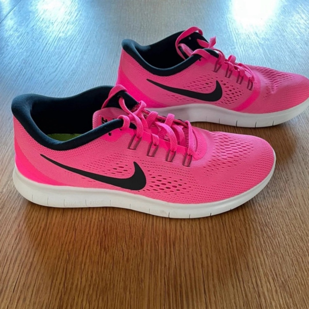 Hot pink women’s Nike Free RN